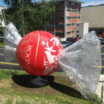 mit Luft aufgeblasene Lindorkugel steht im Zentrum eines Verkehrskreisels