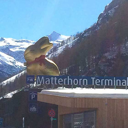 aufblasbarer Osterhase steht am Matterhorn-Terminal