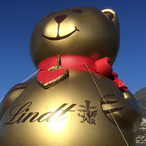 riesiger Teddybär mit Luft gefüllt steht auf einem gut sichtbaren Platz