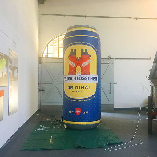 aufblasbare grosse Bierdose mit Luft gefüllt