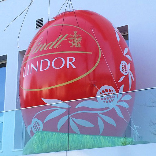 aufblasbares Lindor-Osterei auf Balkon 