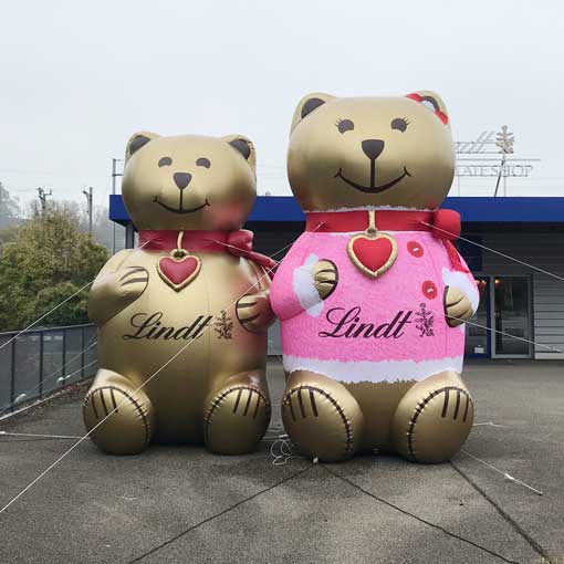 Inflatables stehen vor dem Lindth Chocolate-Shop