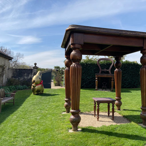 aufblasbarer Osterhase steht in einer Gartenanlage zum Osterfest