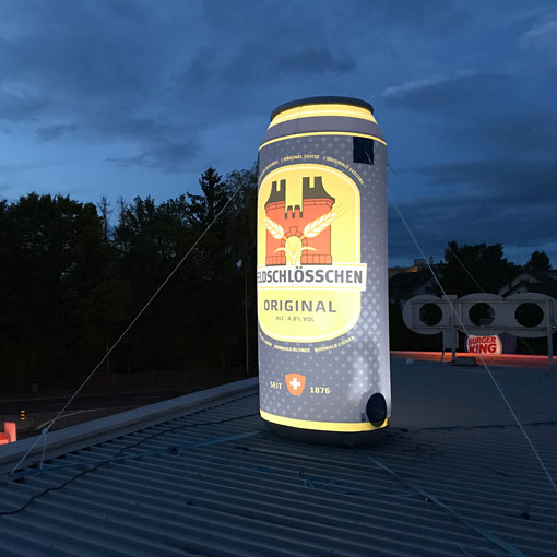 aufblasbarer Quaderwürfel steht in einer Gartenanlage und weist auf die Möglichkeit der Kulturerlebnisse am Zürichsee hin  